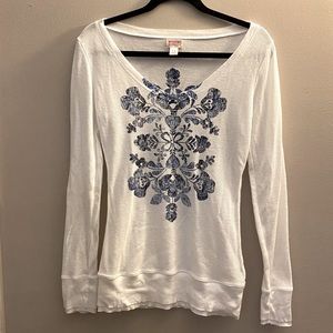 Large white long sleeve design shirt